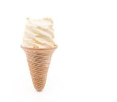 Casquinha de sorvete de baunilha em fundo branco foto