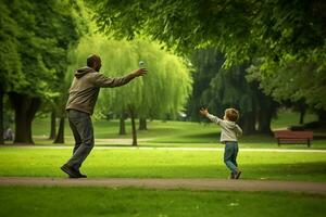 uma pai e criança jogando pegar dentro a parque foto