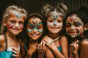 crianças tendo Diversão com face pintura e temporário ta foto