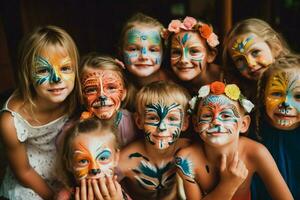 crianças tendo Diversão com face pintura e temporário ta foto