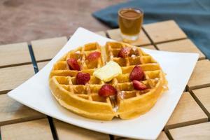 waffle de manteiga com mel e morango - sobremesa foto