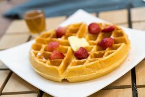 waffle de manteiga com mel e morango - sobremesa foto