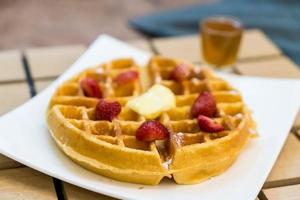 waffle de manteiga com mel e morango - sobremesa foto