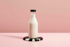 uma garrafa do leite com uma Preto boné senta em uma mesa foto