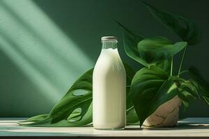 uma garrafa do leite com uma verde folha Próximo para isto foto