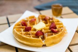 waffle de manteiga com mel e morango - sobremesa foto
