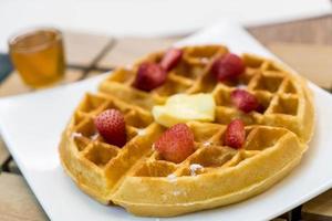 waffle de manteiga com mel e morango - sobremesa foto