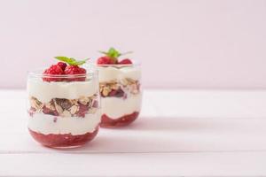 Framboesa fresca e iogurte com granola - estilo de comida saudável