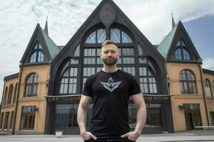 uma homem dentro uma Preto camisa carrinhos dentro frente do uma ampla foto