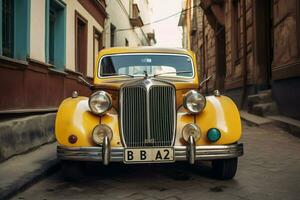 uma vintage carro com uma amarelo licença prato este diz foto