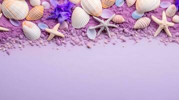 topo Visão do uma padrões do colorida mar cartuchos, de praia pedras, coral recifes em a luz roxa de praia areia Como uma fundo, topo Visão com espaço para texto, ai gerado. foto