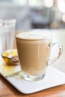 xícara de café com leite quente em cafeteria foto