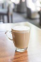 xícara de café com leite quente em cafeteria foto