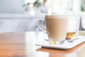 xícara de café com leite quente em cafeteria foto