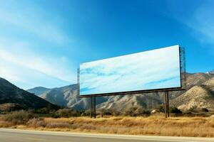 Painel publicitário mostra esvaziar montanha panorama azul céu foto