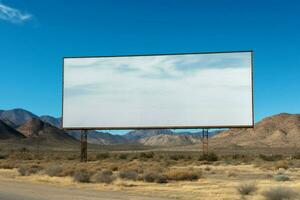 Painel publicitário mostra esvaziar montanha panorama azul céu foto