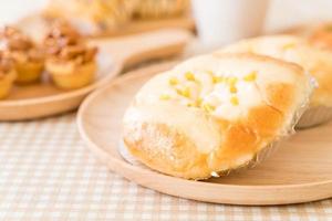 pão com milho e maionese na mesa