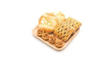 bolo de caramelo, pão com maionese de milho e tortas de taro no fundo branco foto