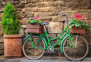 bicicleta verde com flores foto
