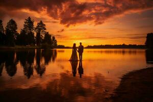 casal lago pôr do sol olhando foto