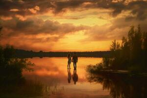 casal olhando lago pôr do sol foto