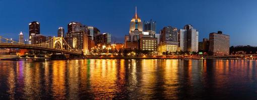 horizonte de Pittsburgh e o rio allegheny foto
