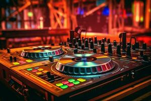 dj equipamento dentro uma clube com uma borrado fundo foto