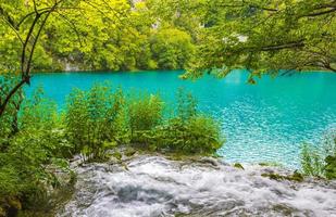 plitvice lagos parque nacional cachoeira água verde turquesa croácia. foto