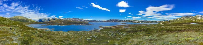vavatn lago panorama paisagem pedregulhos montanhas hemsedal noruega.