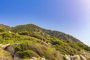 paisagens costeiras naturais kos ilha grécia montanhas penhascos rochas. foto