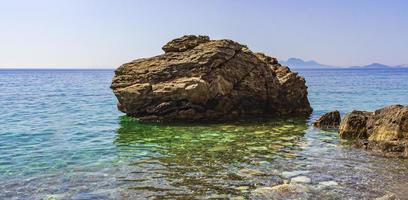 grande rocha em paisagens costeiras naturais na ilha de kos grécia. foto