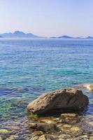 grande rocha em paisagens costeiras naturais na ilha de kos grécia. foto