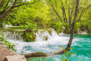 plitvice lagos parque nacional cachoeira azul verde água croácia. foto