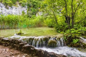 plitvice lagos parque nacional cachoeira azul verde água croácia. foto