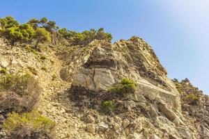 paisagens naturais ásperas nas rochas dos penhascos das montanhas da grécia, kos island. foto
