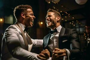 sorridente gay casal dançando em seus Casamento dia foto