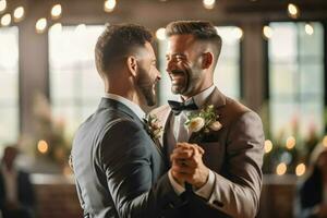 sorridente gay casal dançando em seus Casamento dia foto