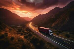 caminhão dirigindo através montanha passar às pôr do sol foto