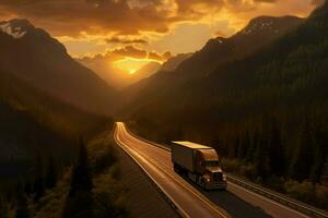 caminhão dirigindo através montanha passar às pôr do sol foto