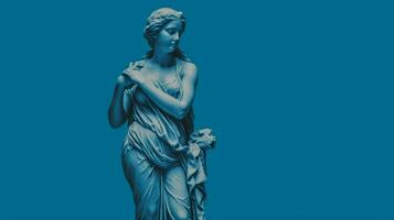 uma azul fundo com uma estátua do uma menina foto