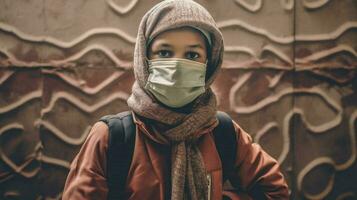 uma muçulmano Garoto vestindo protetora mascarar cobiçado 19 mas foto