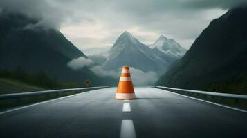 tráfego cone em uma enrolamento estrada com montanhas foto