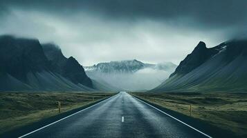 a esvaziar estrada com montanhas dentro a fundo foto