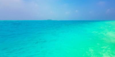 o oceano índico em madivaru e finolhu no atol rasdhoo, maldivas foto