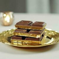 produtos tiros do chocolate bares em uma dourado prato foto