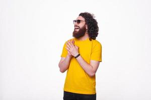 foto de jovem com barba vestindo camiseta amarela e rindo