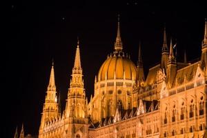 o parlamento húngaro à noite, budapeste, hungria foto