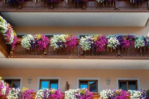 varanda florida tradicional nos Alpes, Áustria. foto
