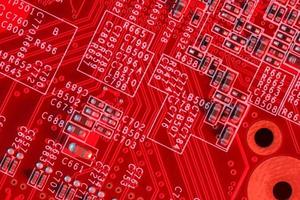 placa de circuito impresso eletrônico em vermelho com vista superior dos componentes eletrônicos
