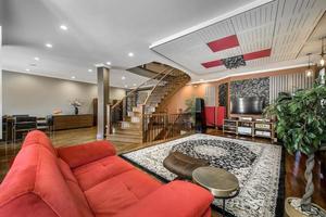 casa canadense luxuosa com piso de madeira maciça e escadas foto